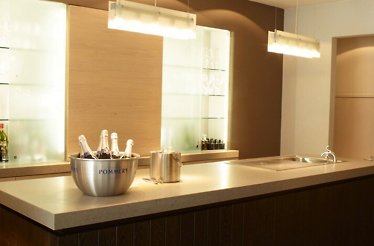 The 't Vlasbloemeken restaurant’s counter in beige colors with a bowl filled with champaign bottles displayed on it.