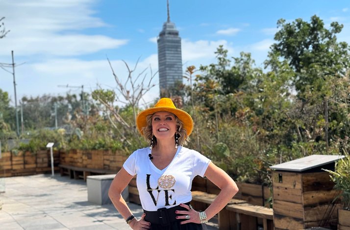 A woman posing in front of one of the Mexican buildings in the day light.