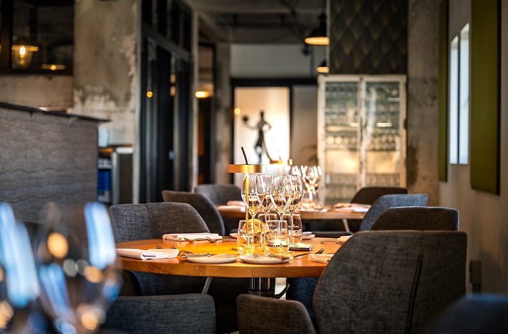 SILLYFOX restaurant interior with set tables, wine glasses and warm lighting in a modern, cozy dining room.