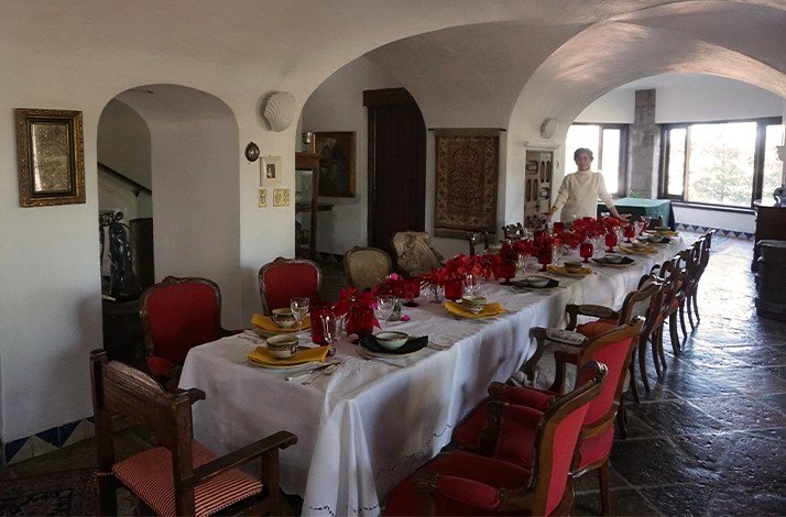 Dinner table led for participants before the profound cave ceremony beneath a Manuel Parra-designed house.