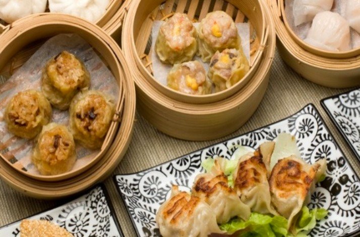 Freshly prepared Chinese dish served on a wooden plate.