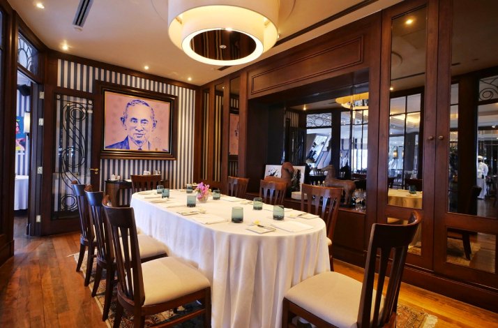 Set table for 8 people in one of the rooms of Pacific City Club Bangkok