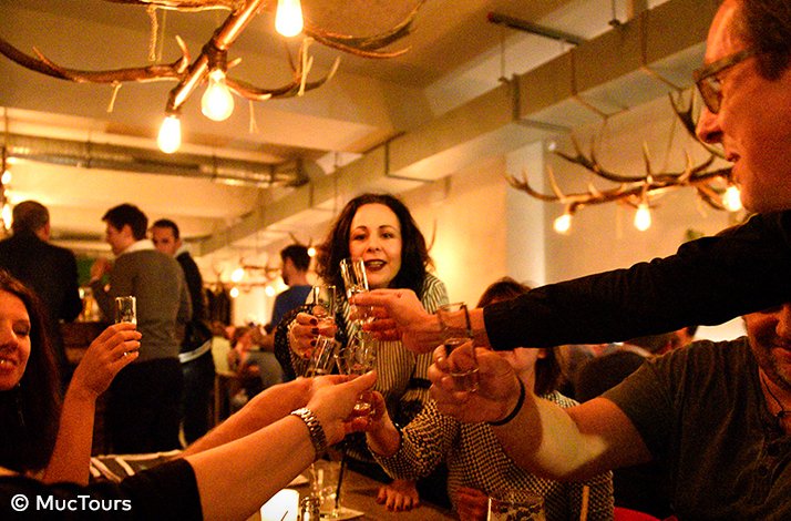 A group of people clinking their glasses. © MucTours