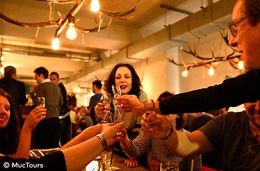 A group of people clinking their glasses. © MucTours