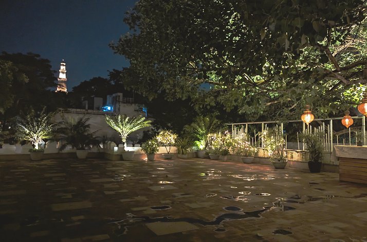 Restaurant exterior with a Qutab Minar view