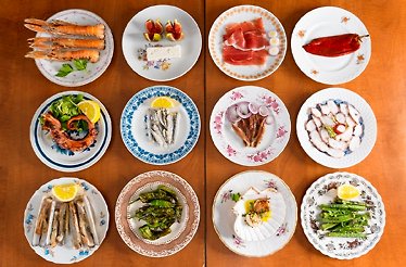 Different type of dishes presented on beautiful plates during tour in Berlin.