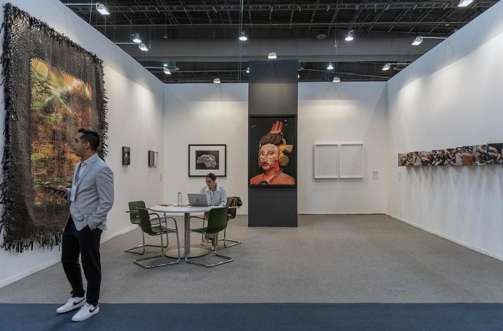 Indoor of Terreno Baldio Exhibition, experience participant admiring the exhibition