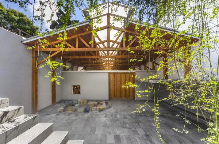 Outdoor showroom at the Kurimanzutto Gallery