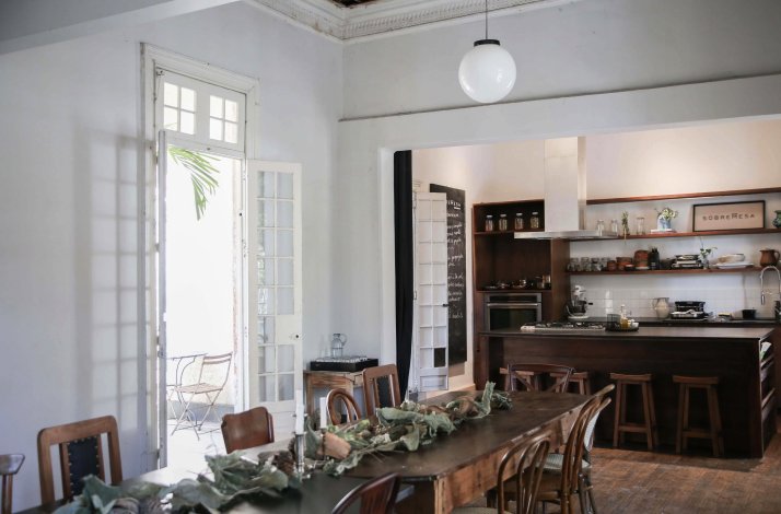Open kitchen and dining area at Cocina Sobremesa HAVRE.