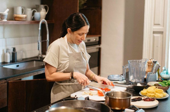 Chef  Natalia Landeros cooking during a class in Cocina Sobremesa HAVRE.