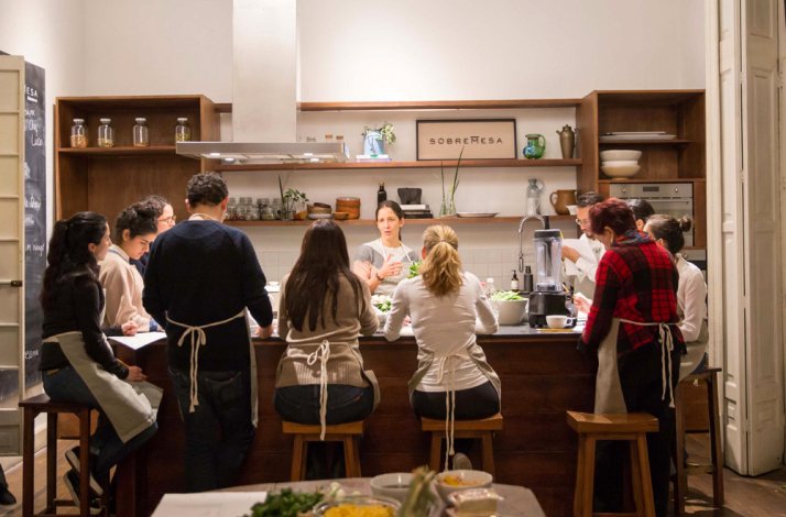 Chef Natalia Landeros teaching a cooking class at Cocina Sobremesa HAVRE.