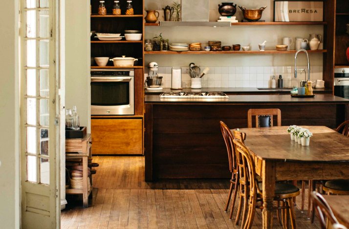 Open kitchen at Cocina Sobremesa HAVRE.