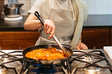Chef Natalia Landeros cooking pasta at Cocina Sobremesa HAVRE. 