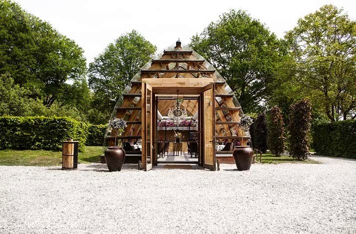 A view of the building Orangerie De Pol in the garden
