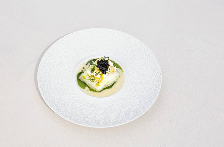 A  gourmet bites dressed on a white plate offered by the Orangerie de Pol