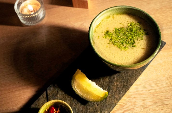 A close shot of a viche-focused cocktail prepared under the guidance of local expert Vanessa Jaramillo