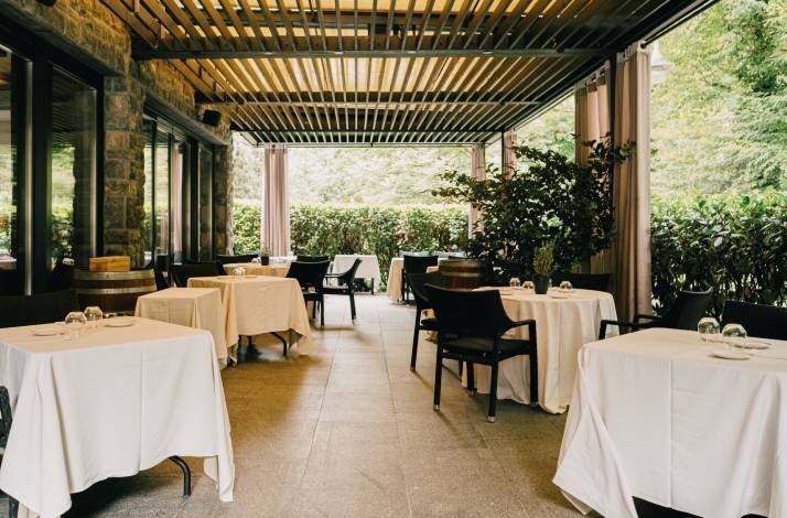 Outdoors dining area of Dubravkin put