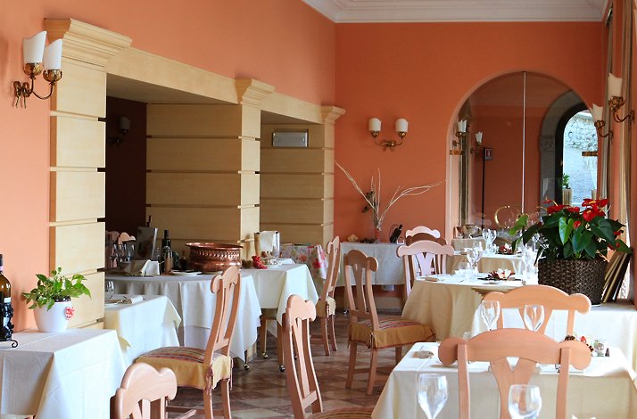 Dining area of restaurant Albergo Colonne