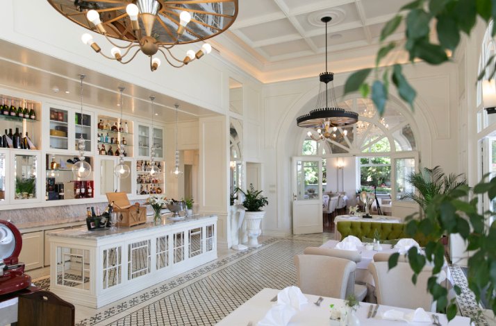 Hotel Milenij dinning area with a white furniture.