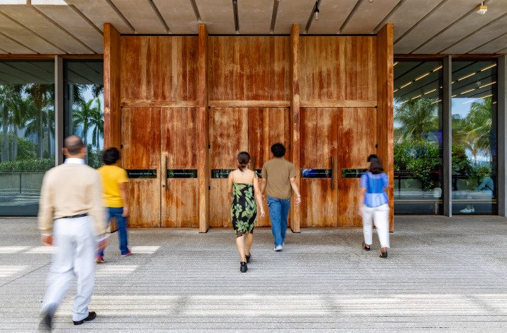 People head toward the entrance of the Pérez Art Museum Miami.
