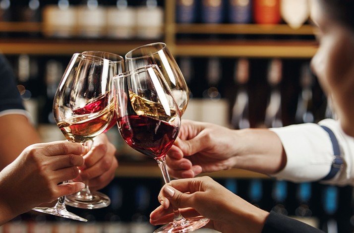 People cheering with wine at Tierra Mendocina Wine Bar