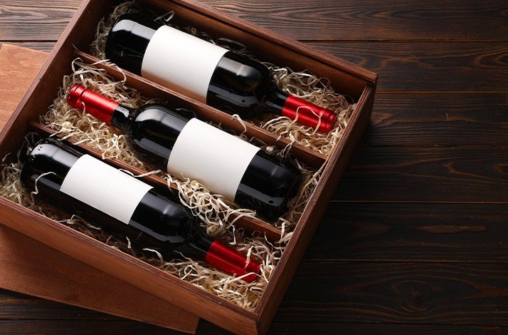 Wooden box with wine bottles at Tierra Mendocina Wine Bar