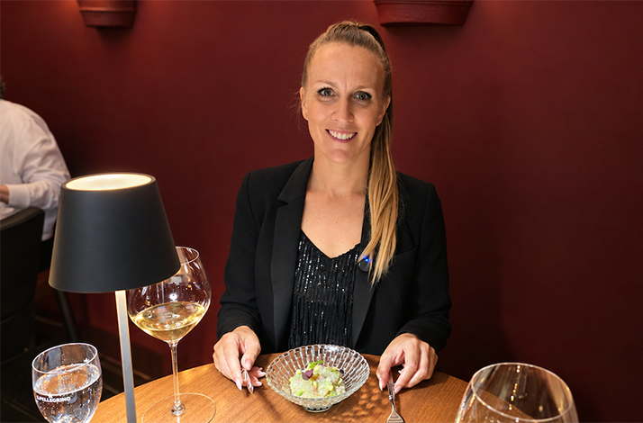 Bianca Murthy at a Munich restaurant at the table.