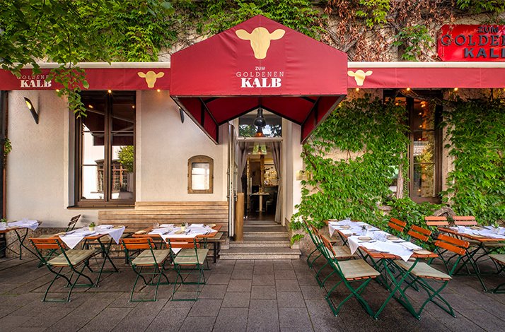 Entrance of the restaurant Zum Goldenen Kalb.