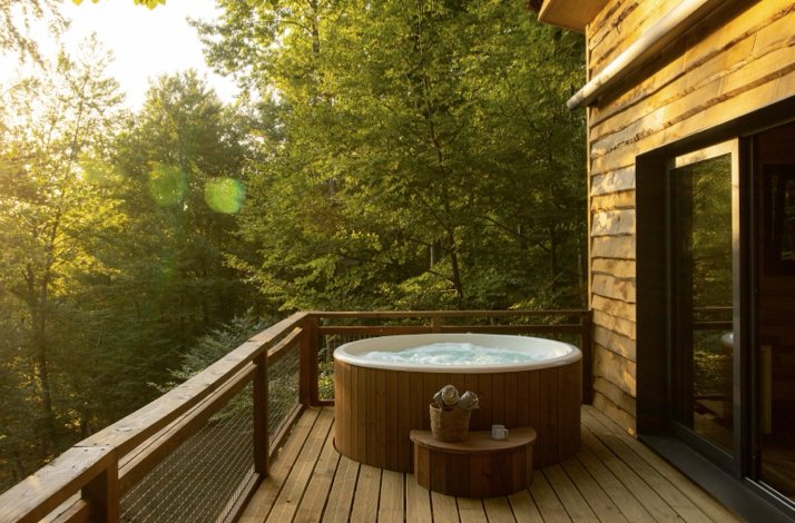 A private alpine tree cabin set on a scenic farm near La Garrotxa Volcanic Zone Natural Park with a jacuzzi