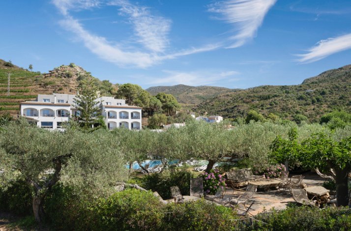 A panoramic view of the Hotel Cala Jóncols including the surrounding nature.