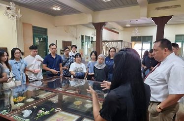 Participants on a private palace tour of the Suan Sunandha Palace in Bangkok, Thailand
