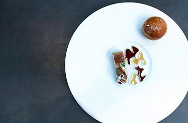 Dessert on a white plate at De Ertepeller.