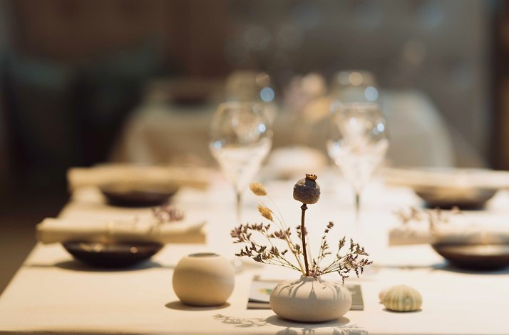 Table setting at restaurant De Saffraan.
