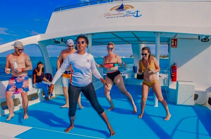 Gils are dancing on a luxury party boat.