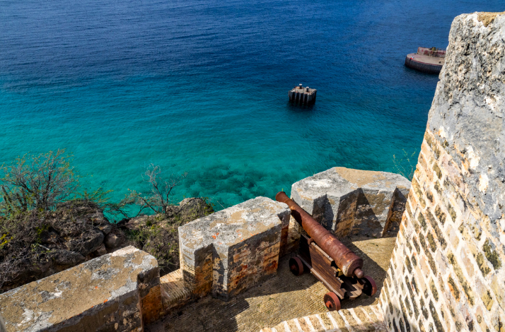 A cannon on the wall of Fort Beekenburg.