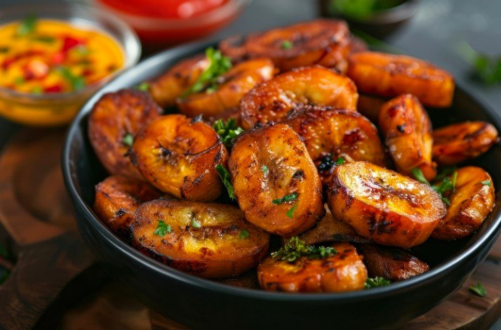 A bowl full of fried plantains.