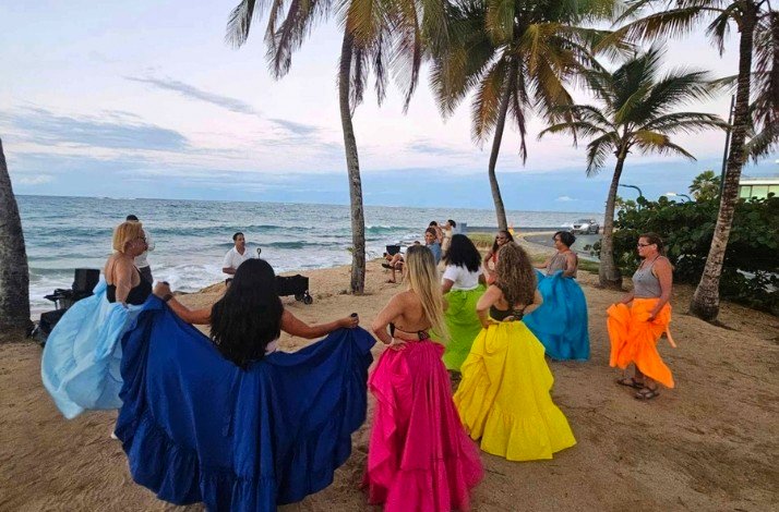 A community dance class on the beach in Medianía Alta, Loíza