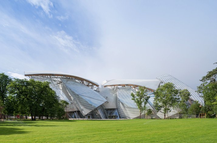 Outside view of a Fondation Louis Vuitton modern building on the sunny day.