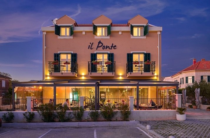 The outdoor dining area of  il Ponte restaurant in the evening.