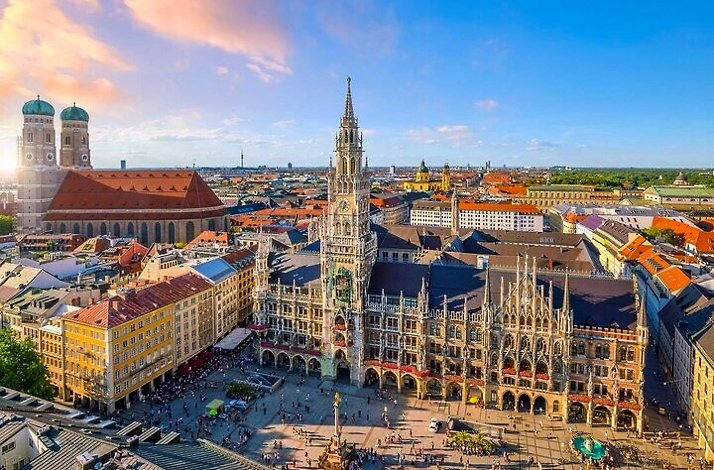 Panoramic view on Marienplatz.