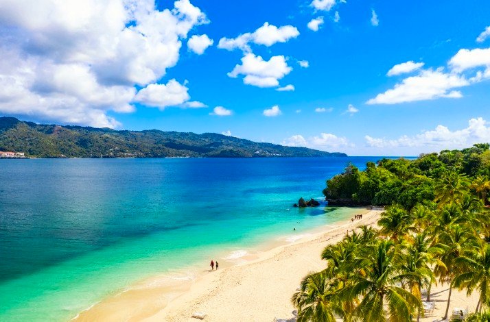 Bird-eye view at the Samana beach and ocean, as seen from the island.