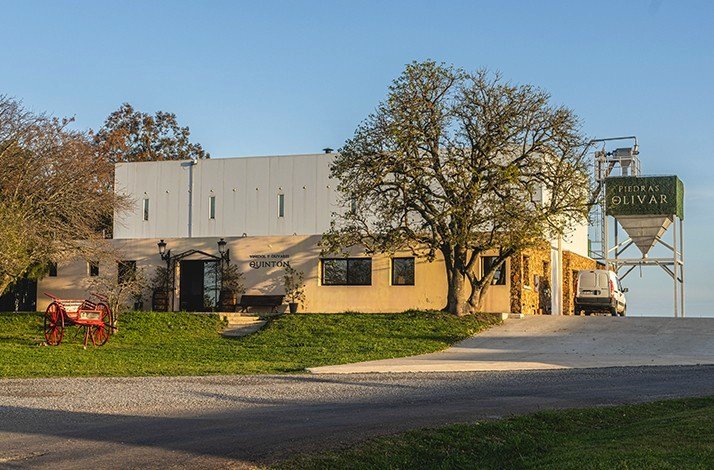 The interior of Viñedos y Olivares del Quintón