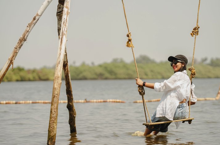A girl on a hammock at river Chaporá
