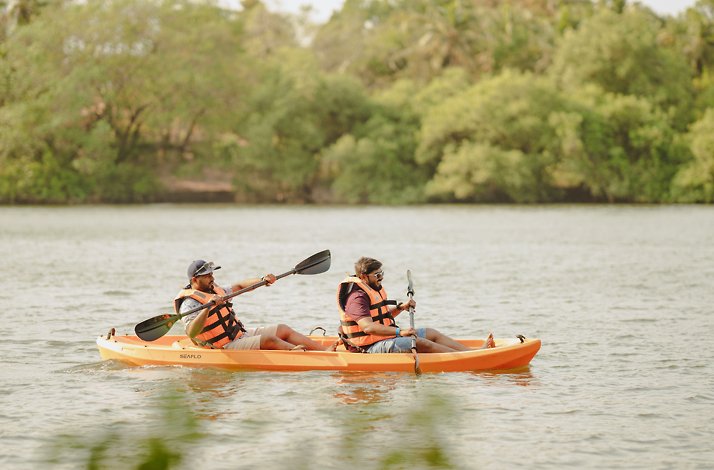Two people kayaking at River Chaporá