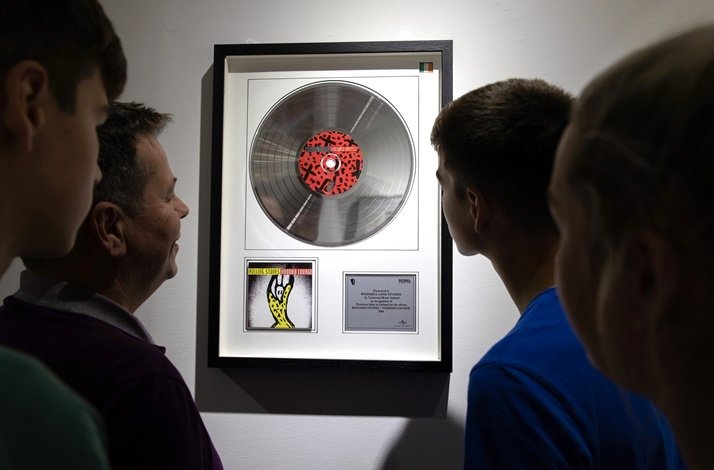 Windmill Lane Recording Studios Award for Platinum Sales in Ireland for the album ROLLING STONES – VOODOO LOUNGE 1994.