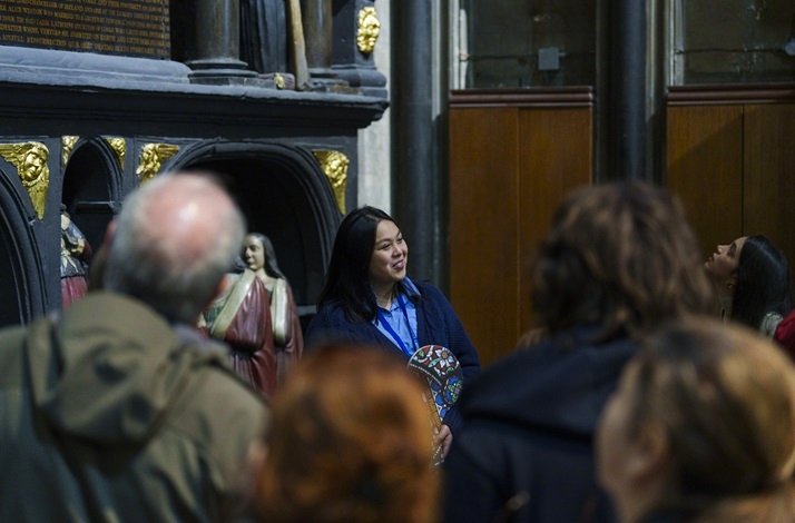 Expert guide listening to the audience