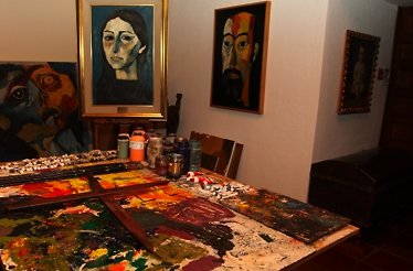 Art desk at Guayasamín Museum visited during a special art tour at Quito.