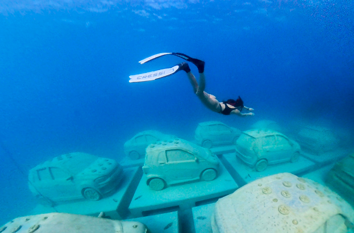 Diver swimming through REEFLINE's Floating Marine Salon​