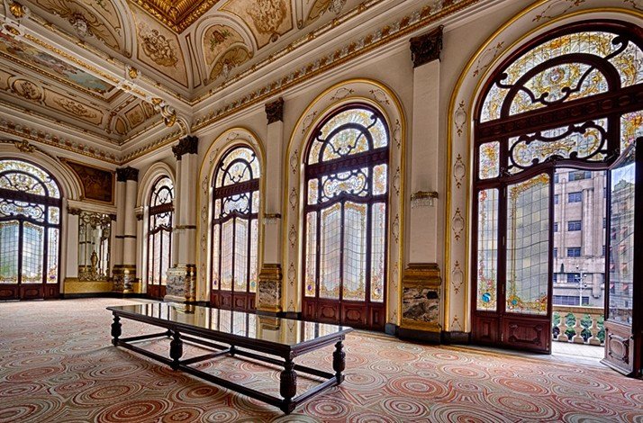 An empty hallway of Theatro Municipal