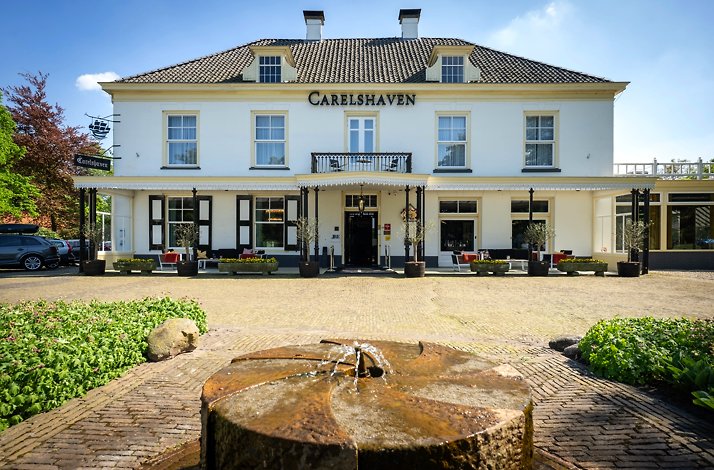 Front view of Hotel Carelshaven building.